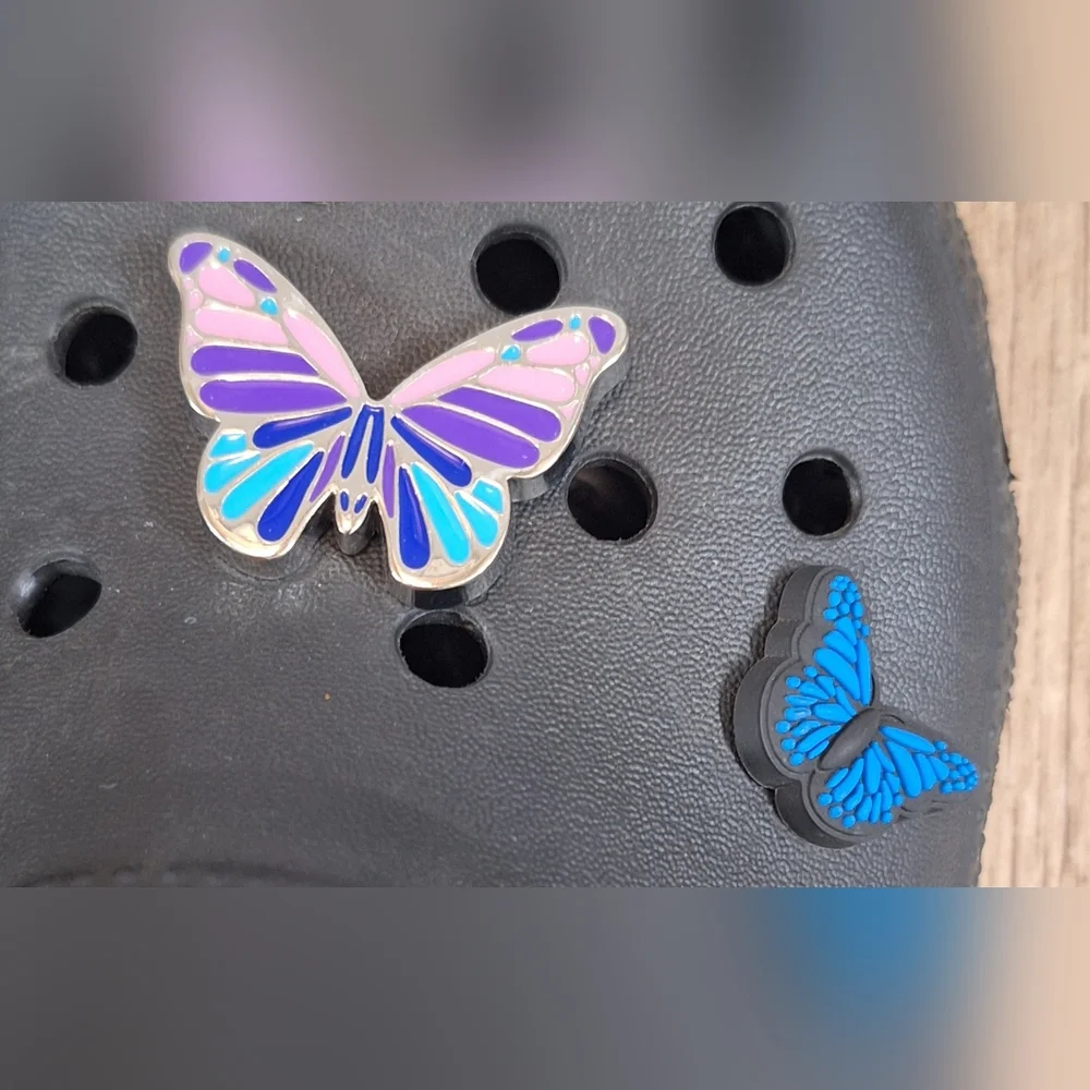 CROCS Kids/ Womens Black Shoes with Butterfly Accents Sz. J6/ M6/ W8